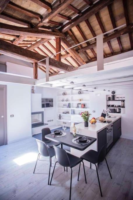 Apartment Mad Hatter Rom